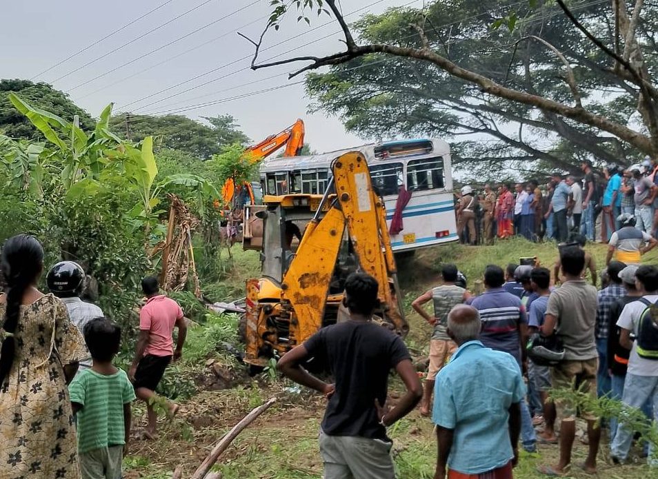 அனுராதபுரத்தில் கோர விபத்து! உயர்தர மாணவன் உயிரிழப்பு!!