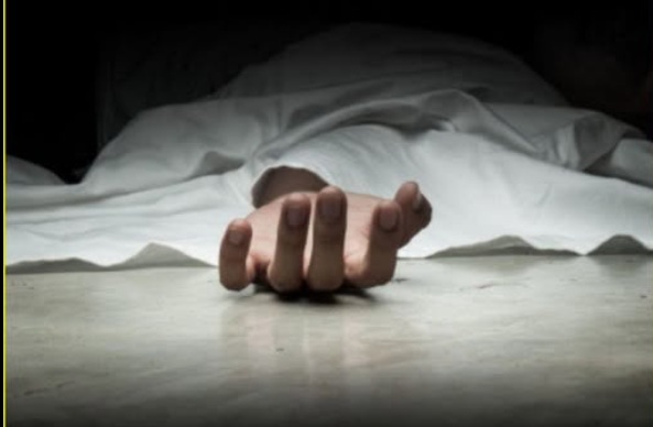 வெளிநாட்டில் இருந்து வந்த பெண்